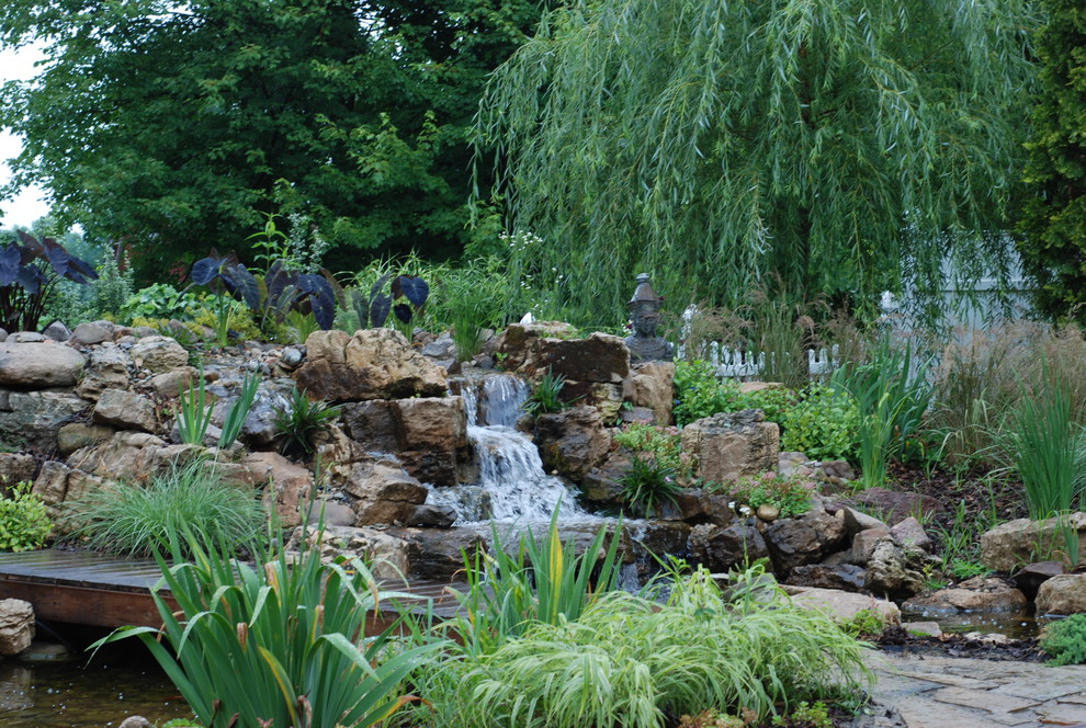 Ispirazione per un grande giardino etnico con fontane e pavimentazioni in pietra naturale