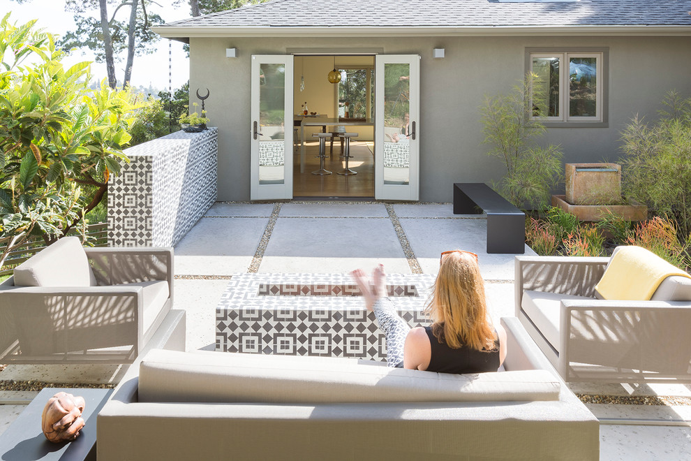 Example of a mid-sized transitional patio design in San Francisco
