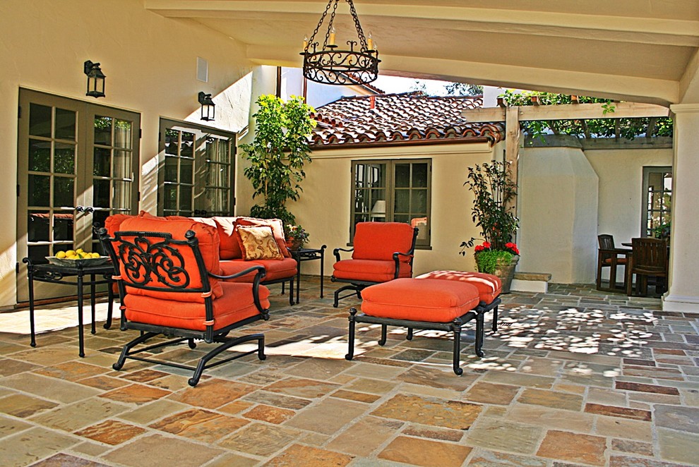 Foto di un patio o portico mediterraneo con una pergola