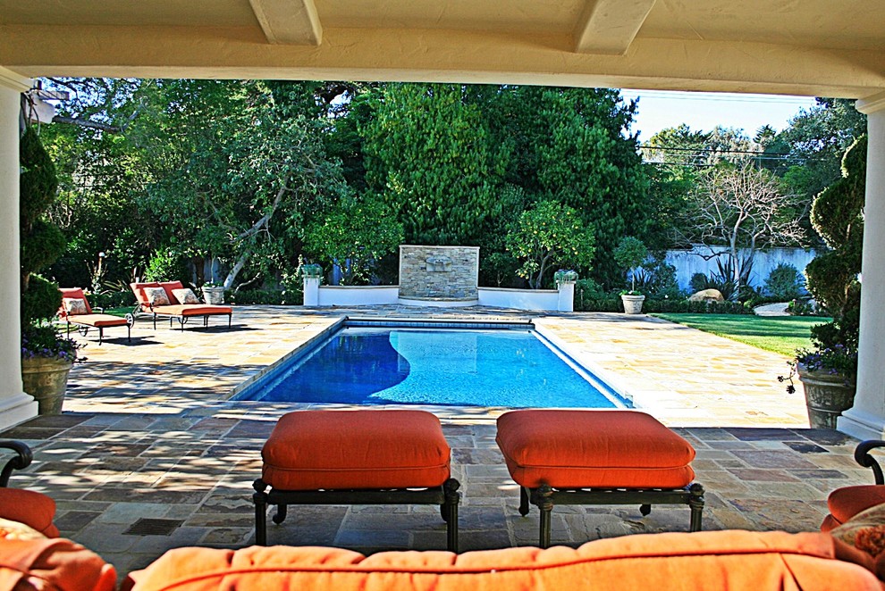 Immagine di un patio o portico mediterraneo con un tetto a sbalzo