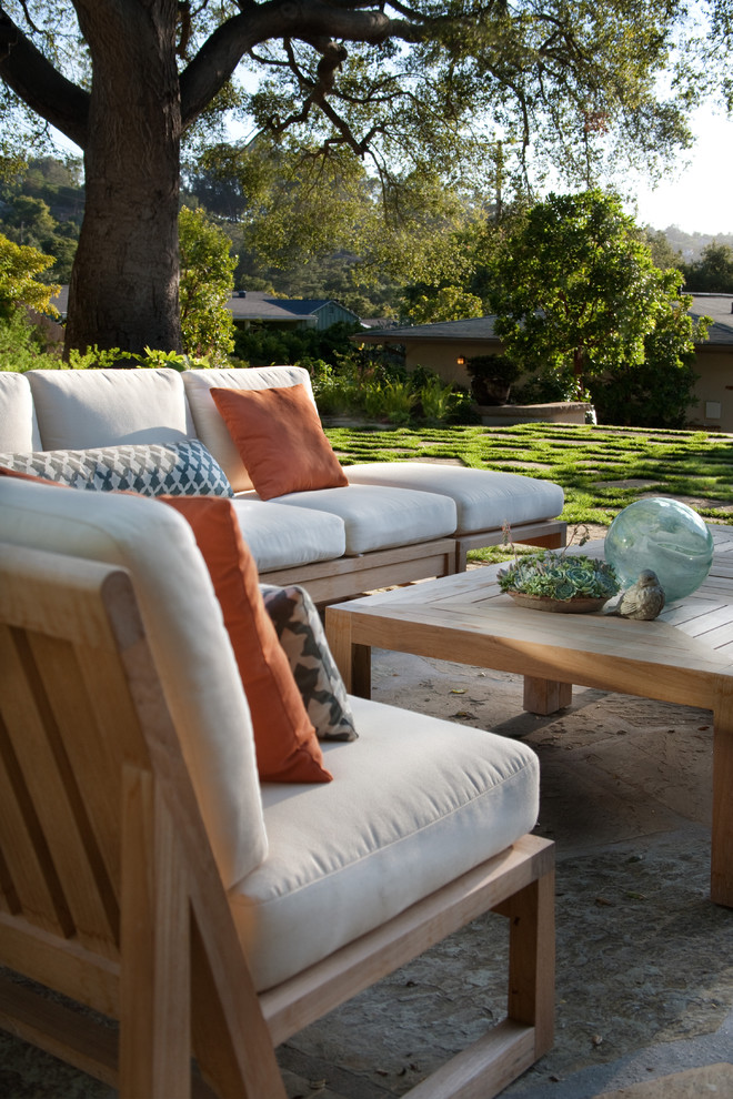 Großer, Unbedeckter Moderner Patio hinter dem Haus mit Natursteinplatten in Santa Barbara