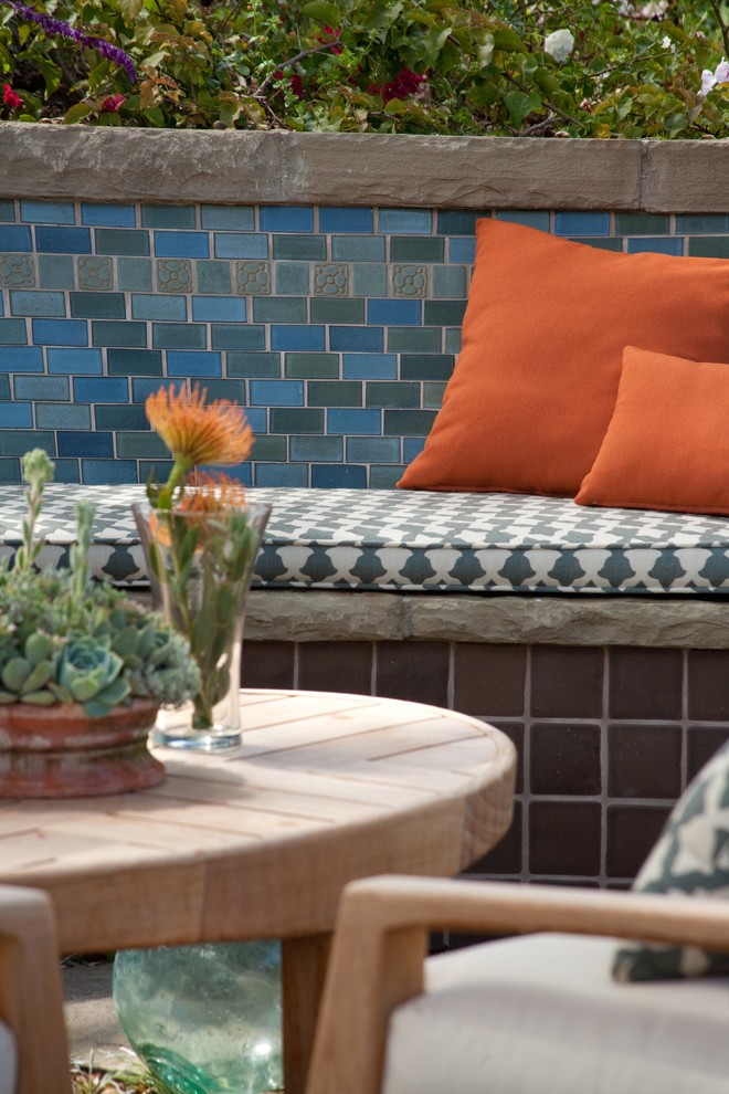 Großer, Unbedeckter Stilmix Patio hinter dem Haus mit Wasserspiel und Natursteinplatten in Santa Barbara