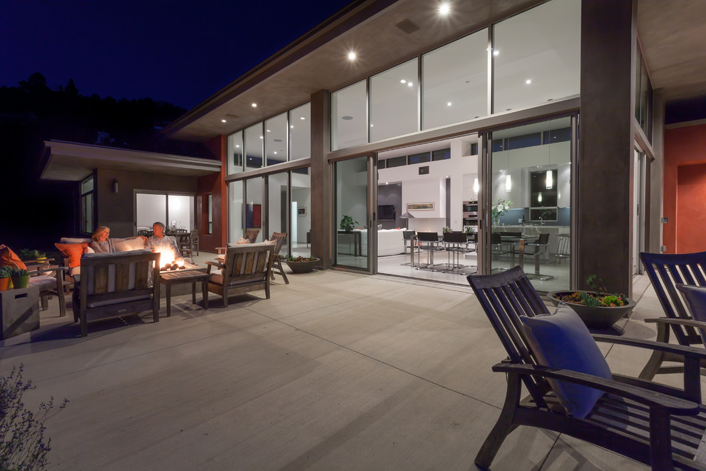 Photo of a contemporary patio in Santa Barbara.