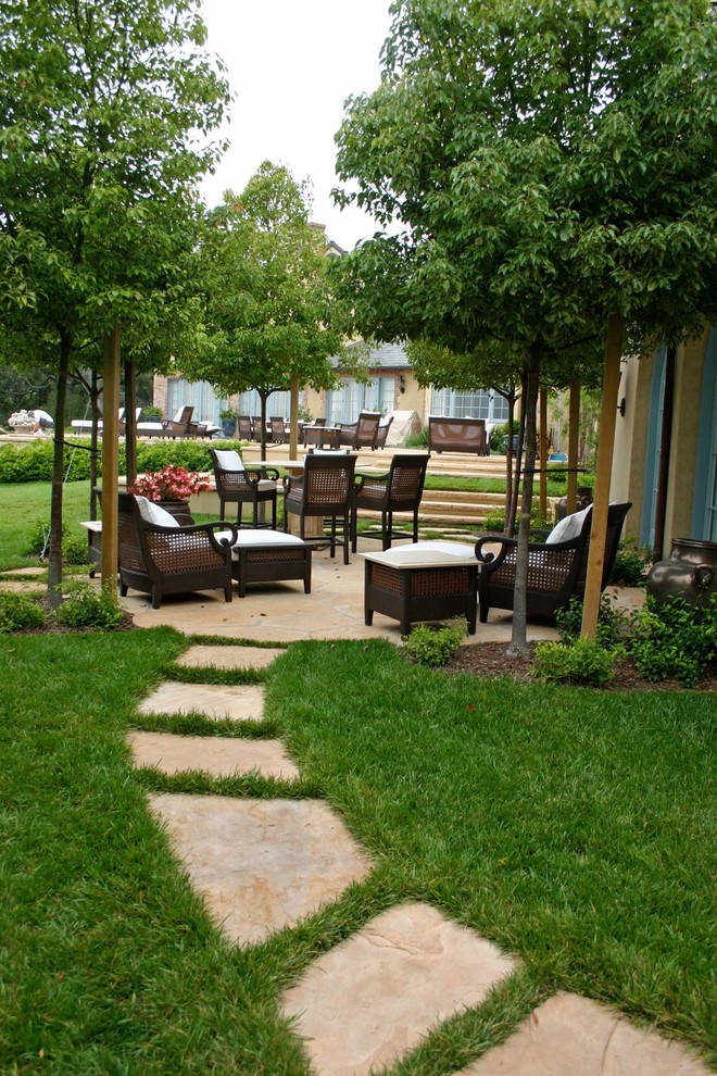Foto de patio clásico pequeño sin cubierta en patio trasero con adoquines de piedra natural