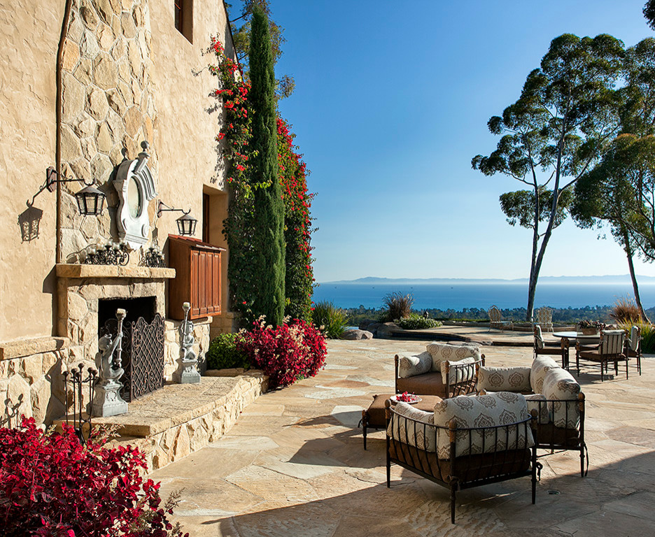 Modelo de patio mediterráneo extra grande sin cubierta en patio trasero con brasero y adoquines de piedra natural
