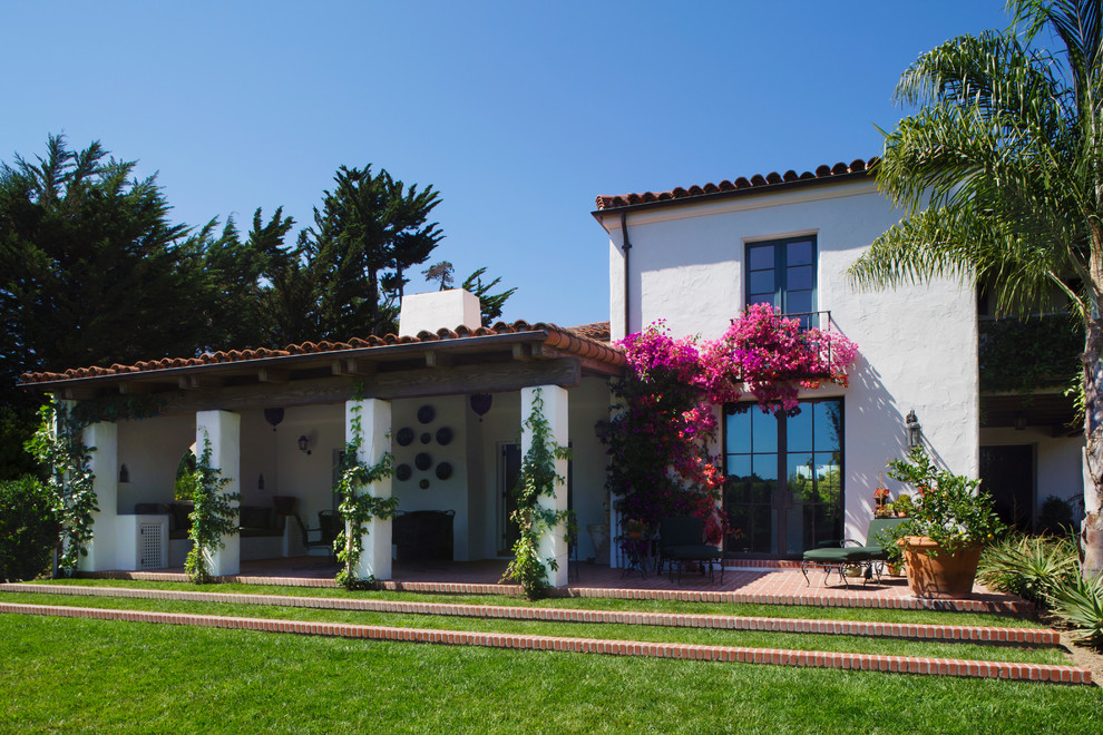 Großer, Überdachter Mediterraner Patio hinter dem Haus mit Pflastersteinen in Santa Barbara