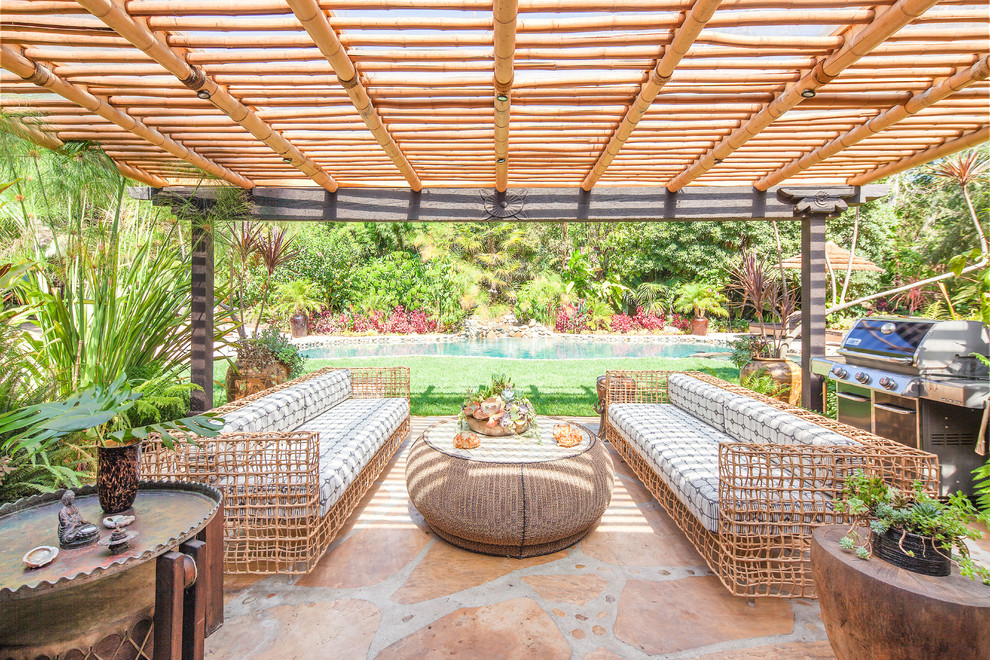 Diseño de patio asiático grande en patio trasero con adoquines de piedra natural y pérgola
