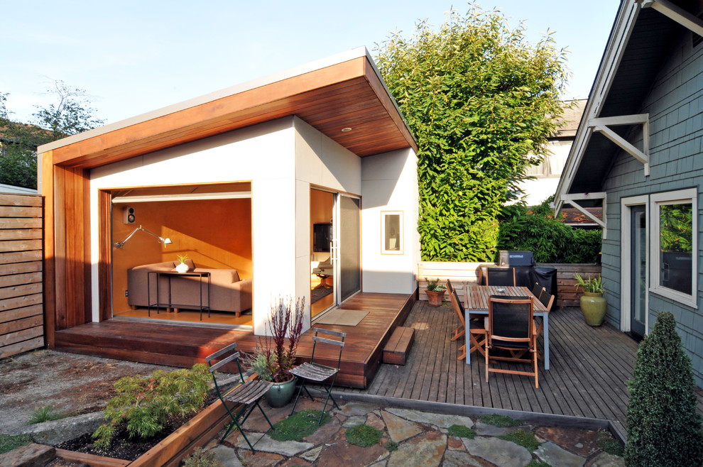 Esempio di un patio o portico minimalista di medie dimensioni e in cortile con pedane e nessuna copertura