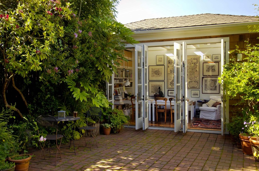 Réalisation d'une terrasse craftsman avec une cour.