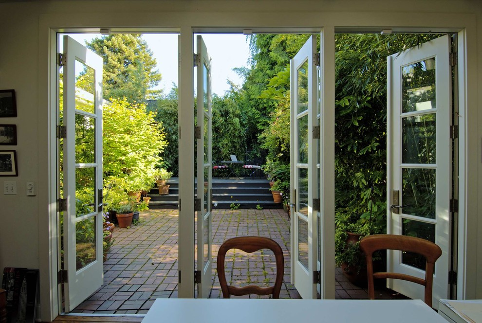 Idées déco pour une terrasse craftsman avec une cour.