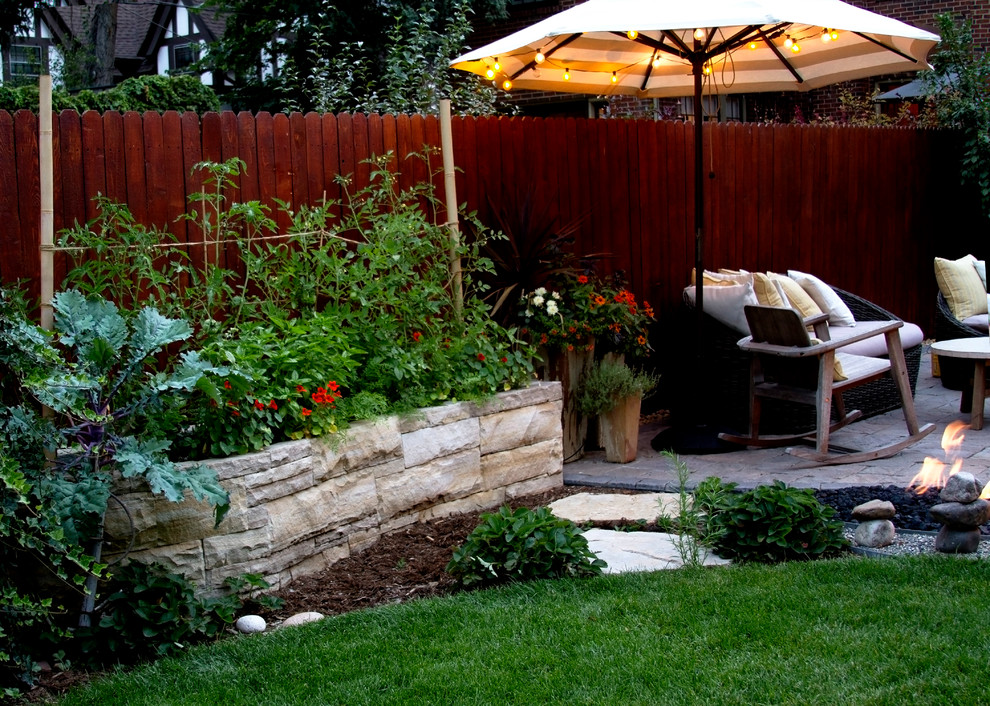 Ejemplo de patio tradicional de tamaño medio sin cubierta en patio trasero con adoquines de hormigón y brasero