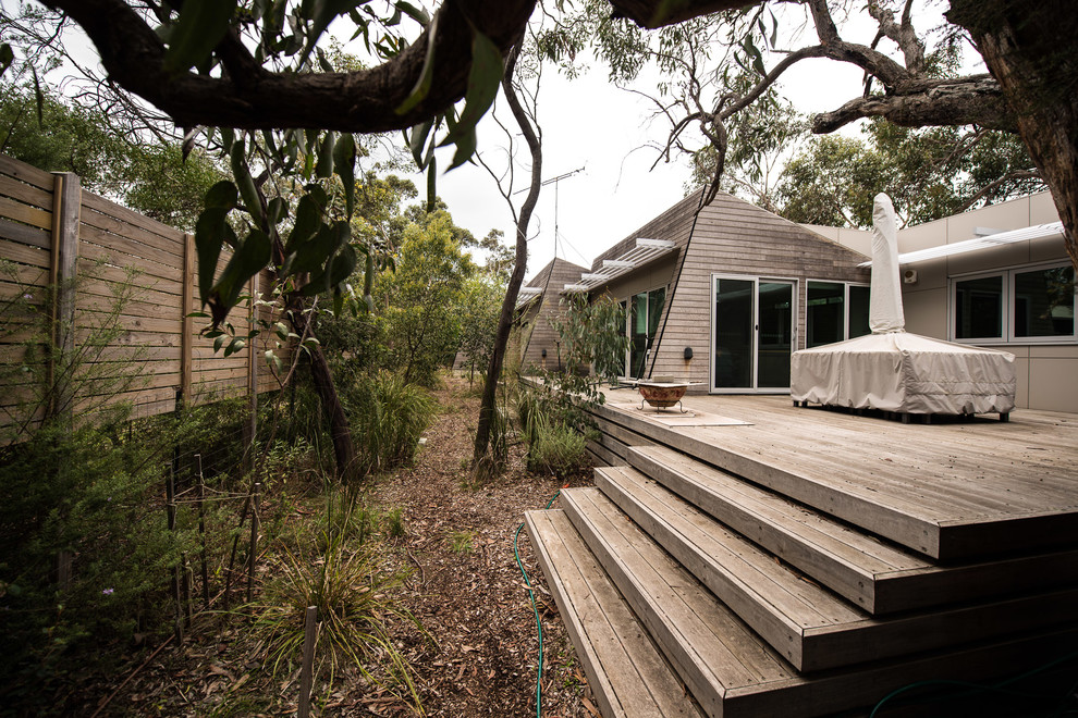 Mittelgroßer Moderner Patio hinter dem Haus mit Dielen und Markisen in Melbourne