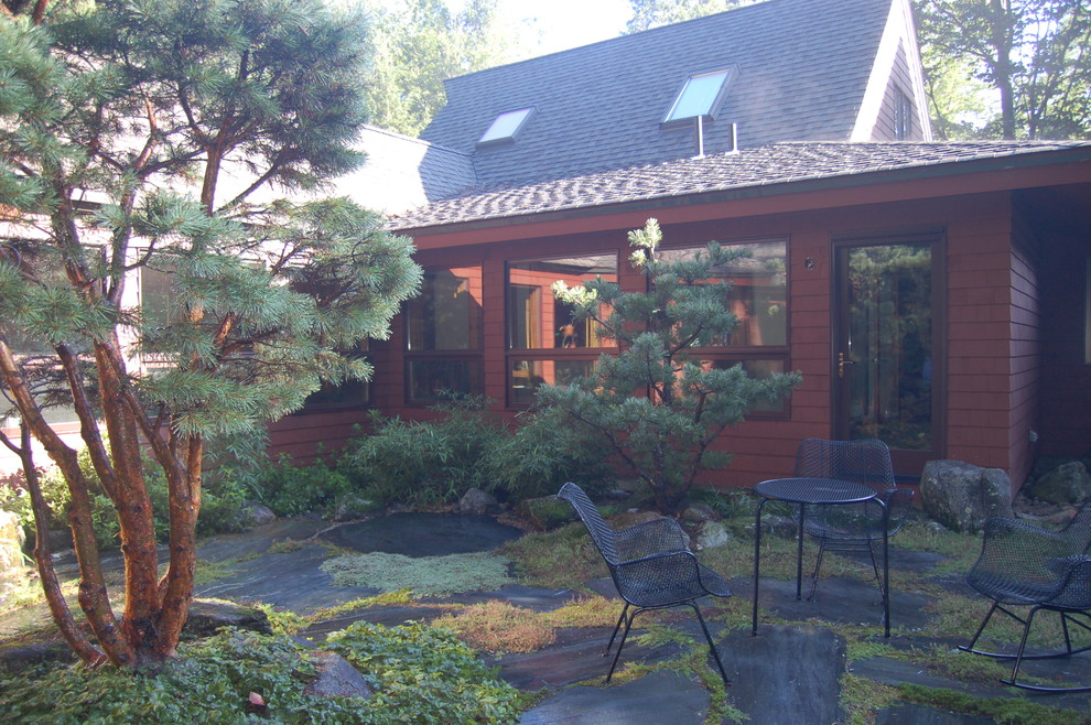Cette image montre une terrasse asiatique de taille moyenne avec une cour, des pavés en pierre naturelle et aucune couverture.