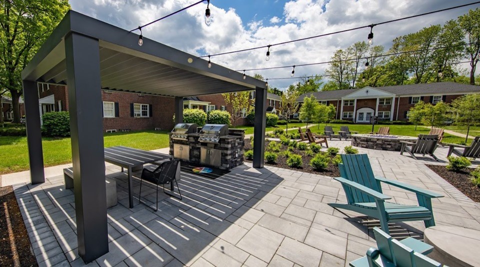 Idée de décoration pour une terrasse minimaliste de taille moyenne avec une cuisine d'été, une pergola, une cour et des pavés en béton.