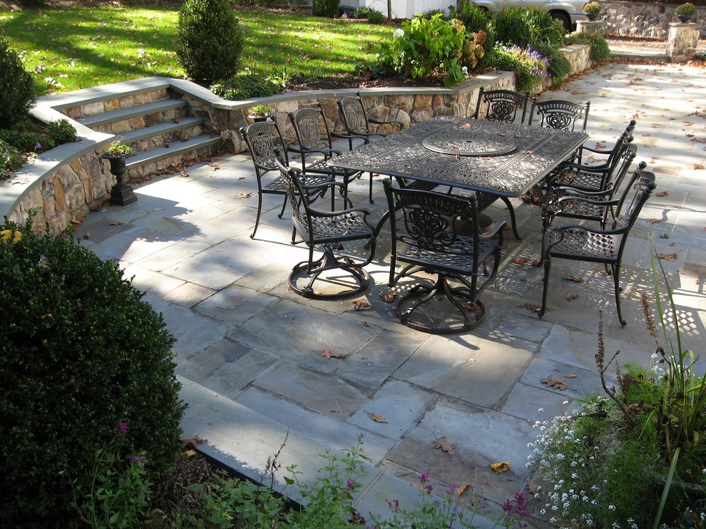 Пример оригинального дизайна: большой двор на заднем дворе в классическом стиле с покрытием из каменной брусчатки без защиты от солнца