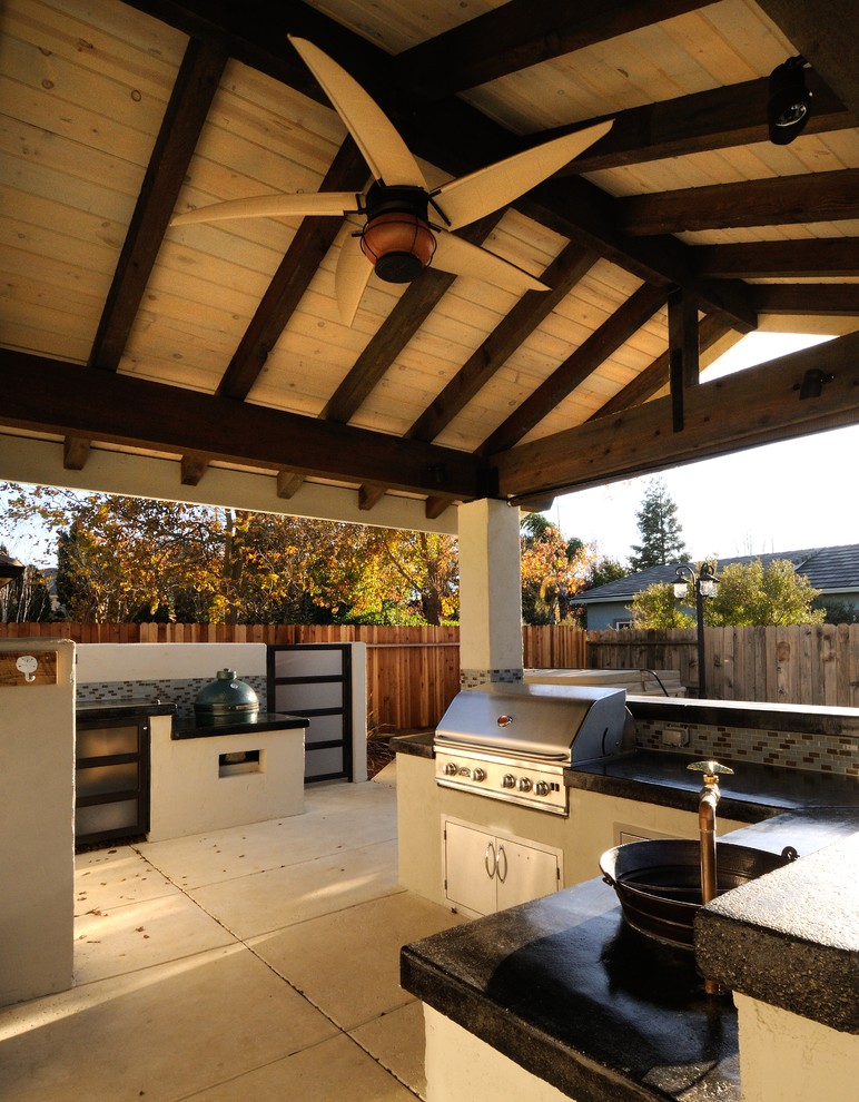 Стильный дизайн: двор среднего размера на заднем дворе в современном стиле с летней кухней, покрытием из бетонных плит и навесом - последний тренд