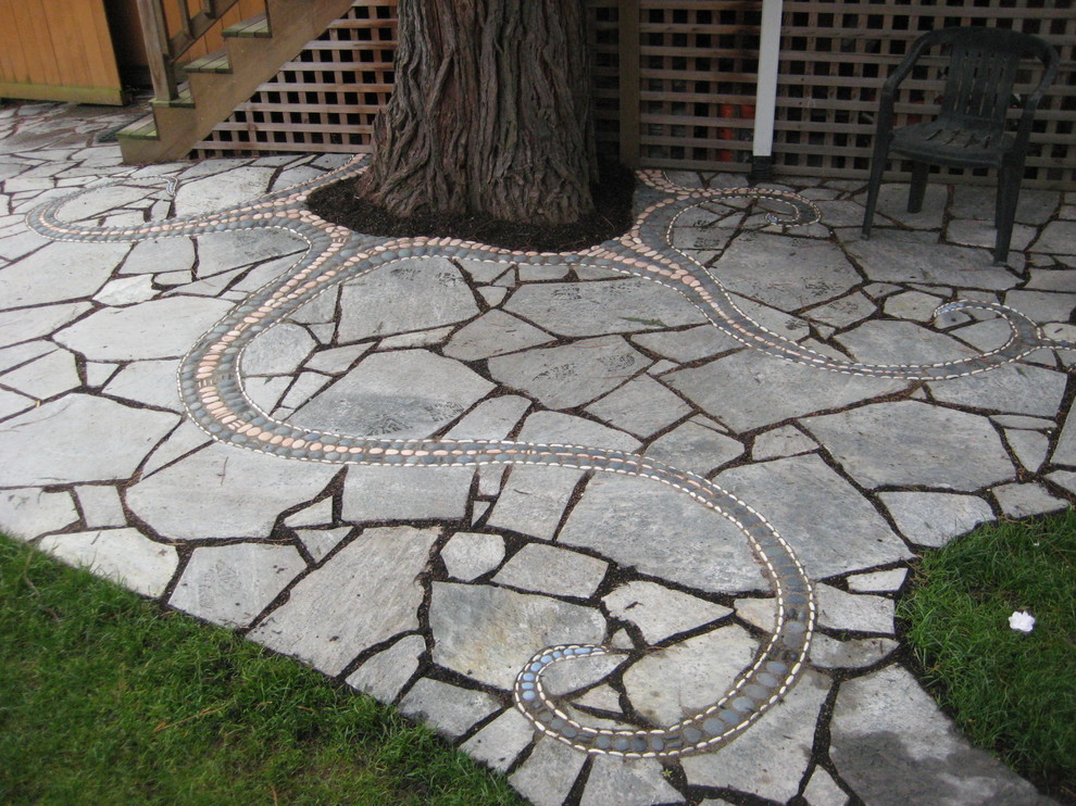 Пример оригинального дизайна: двор среднего размера на заднем дворе в стиле фьюжн с покрытием из каменной брусчатки без защиты от солнца