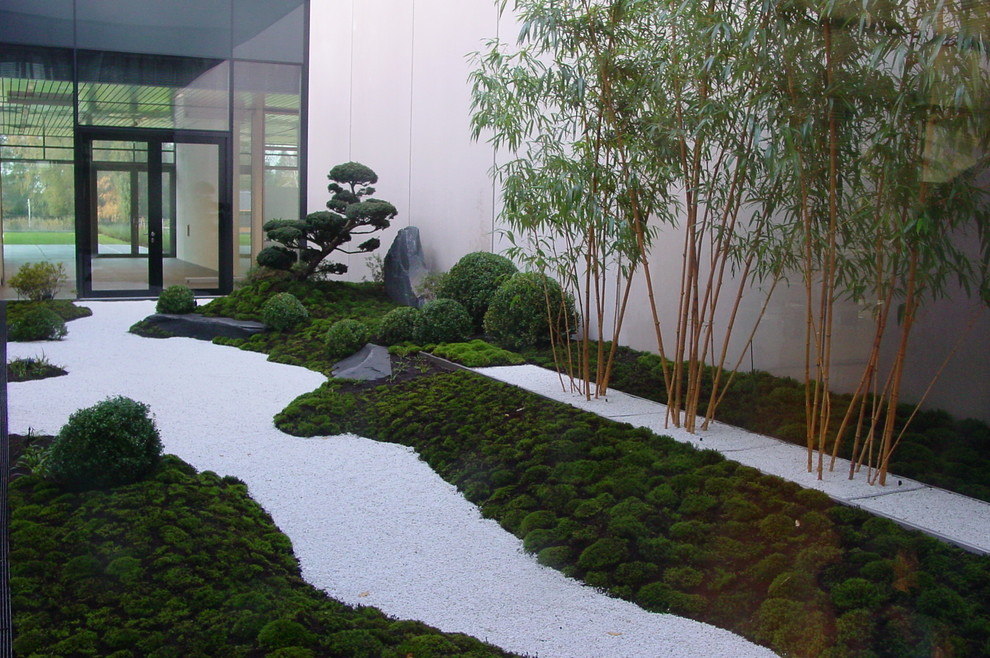 Идея дизайна: маленький двор на внутреннем дворе в восточном стиле с покрытием из каменной брусчатки для на участке и в саду