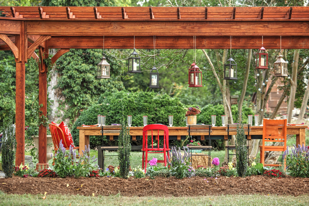 Esempio di un patio o portico country di medie dimensioni e dietro casa con una pergola