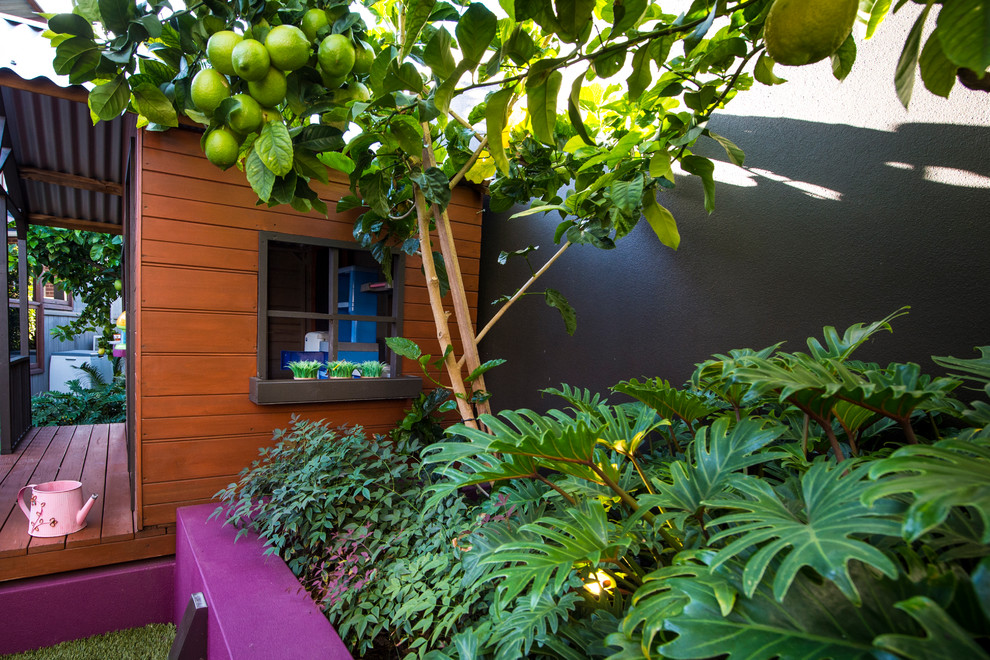 На фото: маленький двор на заднем дворе в современном стиле для на участке и в саду с