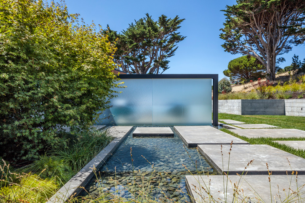 Mittelgroßer Moderner Vorgarten mit Wasserspiel und Betonboden in San Francisco