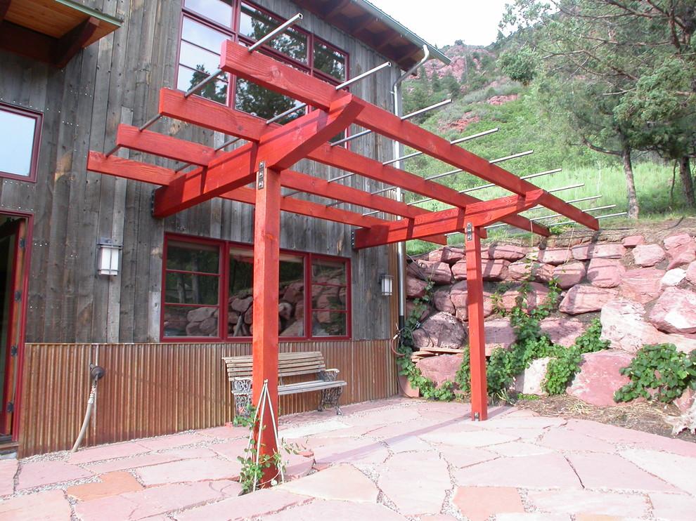 Diseño de patio rústico pequeño sin cubierta en patio lateral con jardín vertical y adoquines de piedra natural