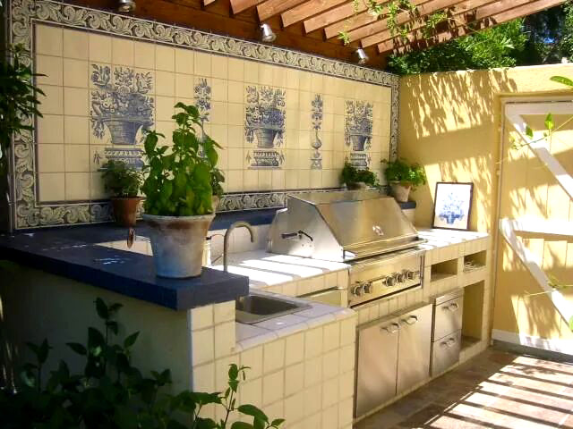 Aménagement d'une terrasse arrière méditerranéenne de taille moyenne avec une cuisine d'été, du carrelage et une pergola.