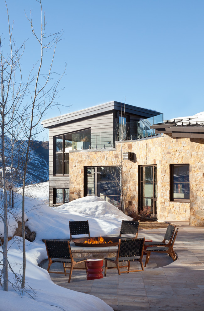 Cette photo montre une terrasse montagne avec un foyer extérieur.
