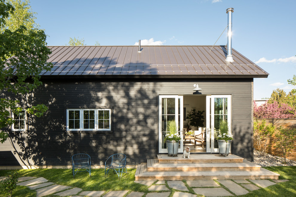 Foto di un patio o portico classico dietro casa con pedane, nessuna copertura e scale