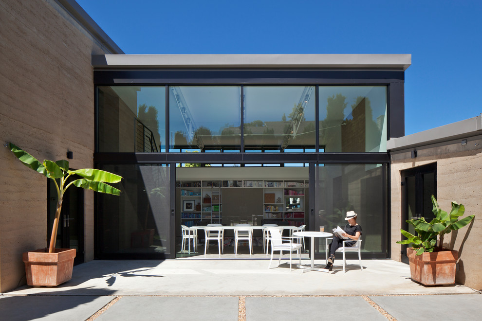 Mittelgroßer, Unbedeckter Moderner Patio neben dem Haus mit Betonplatten in San Francisco