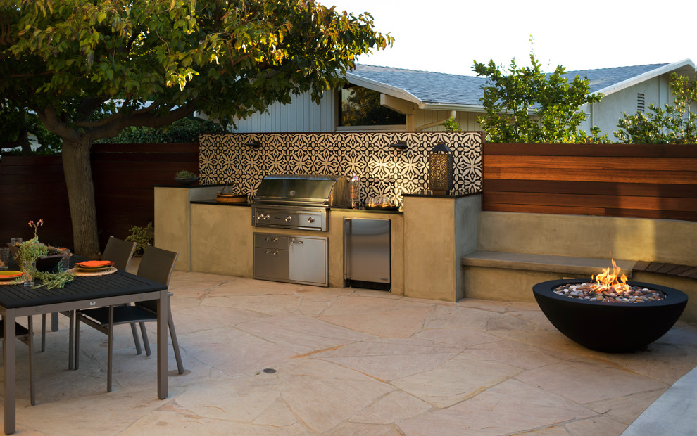 Diseño de patio contemporáneo de tamaño medio en patio con adoquines de piedra natural