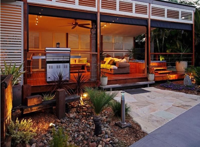 Immagine di un grande patio o portico tradizionale dietro casa con cemento stampato e un tetto a sbalzo
