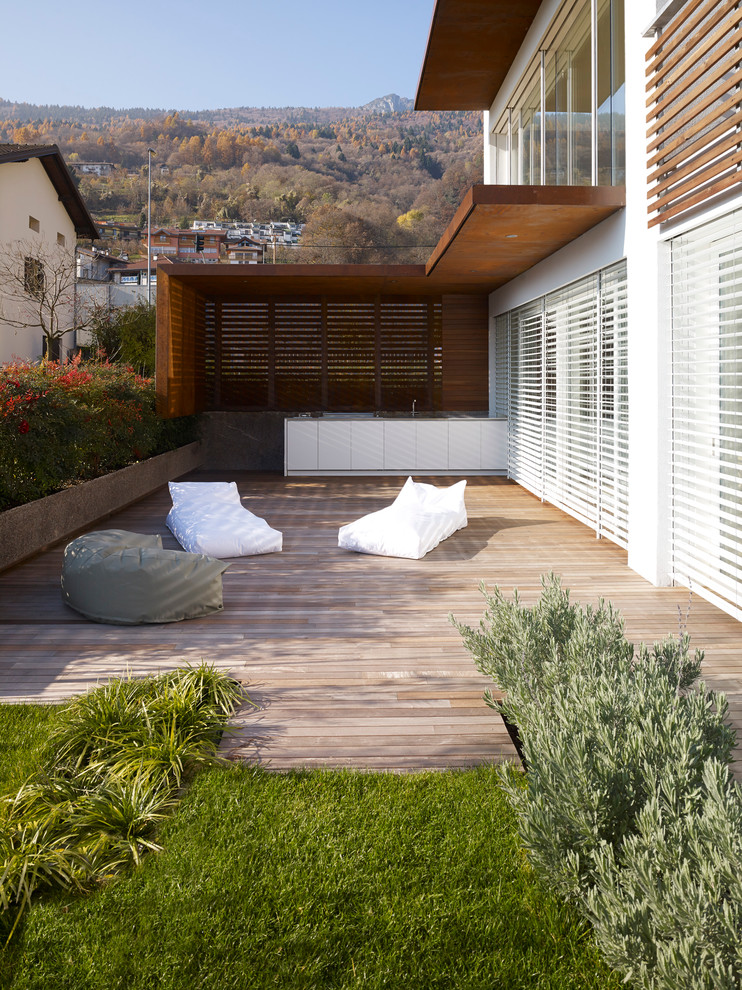 Réalisation d'une terrasse en bois design.