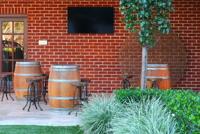 Großer, Überdachter Moderner Patio hinter dem Haus mit Outdoor-Küche in Sydney