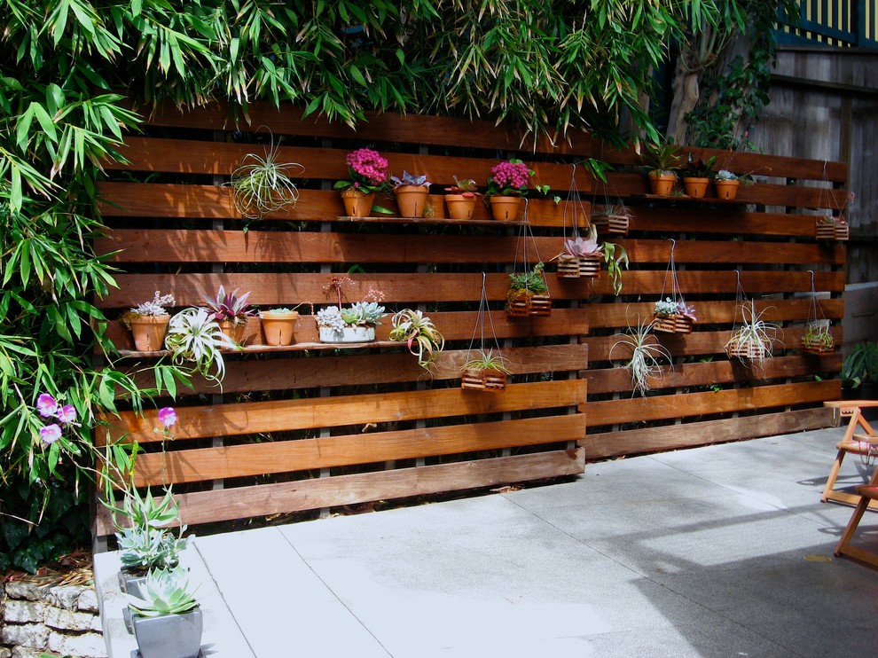 Aménagement d'une terrasse contemporaine avec une dalle de béton et aucune couverture.