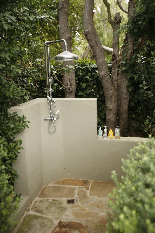 ロサンゼルスにあるトラディショナルスタイルのおしゃれな裏庭のテラス (天然石敷き、屋外シャワー) の写真