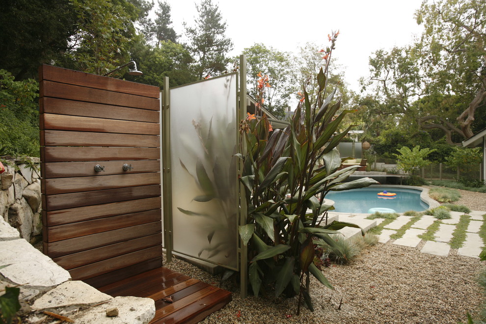 Свежая идея для дизайна: двор в современном стиле с покрытием из гравия и летним душем - отличное фото интерьера