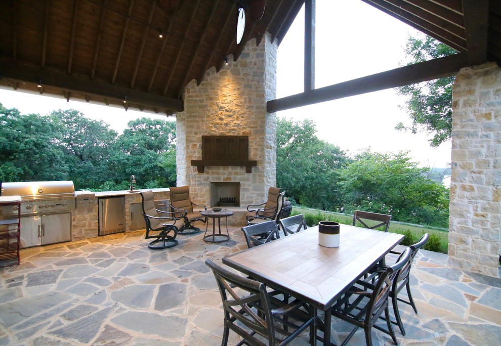 Imagen de patio tradicional grande en patio trasero con brasero, adoquines de piedra natural y cenador