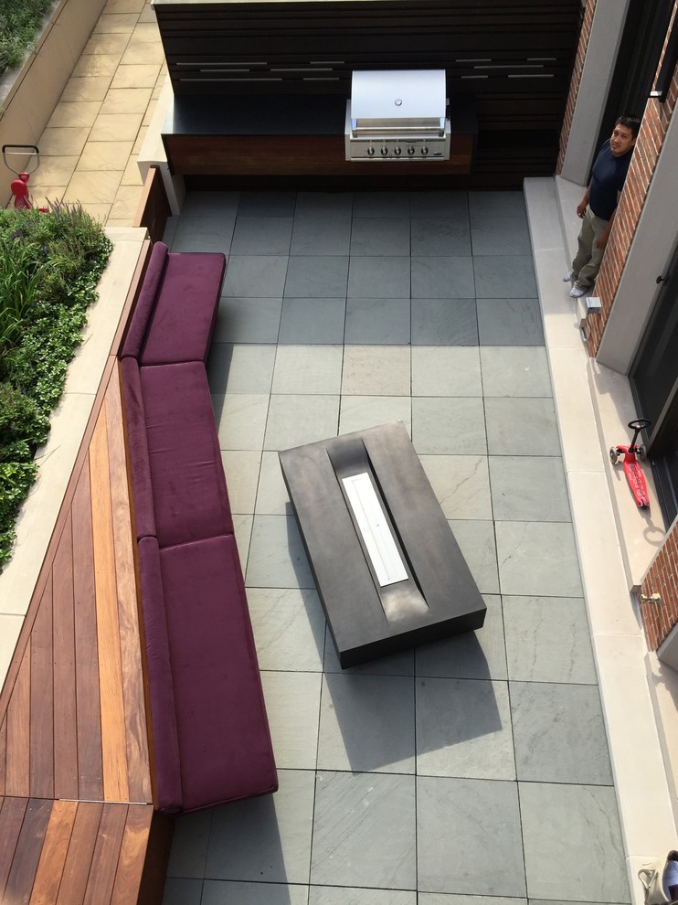 Diseño de patio minimalista de tamaño medio sin cubierta en patio trasero con ducha exterior y adoquines de piedra natural