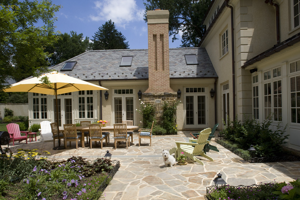 Imagen de patio tradicional sin cubierta con adoquines de piedra natural