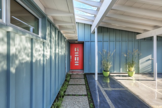Immagine di un patio o portico moderno di medie dimensioni e davanti casa con un tetto a sbalzo