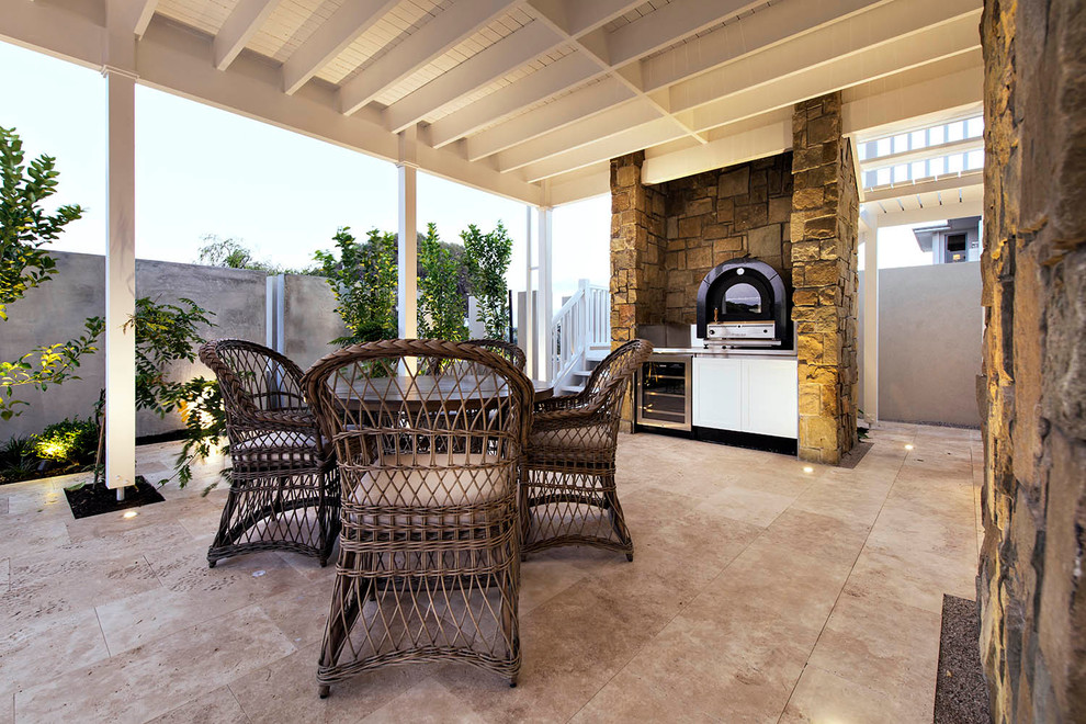 Idée de décoration pour une terrasse marine avec une cuisine d'été, une cour, des pavés en brique et une extension de toiture.