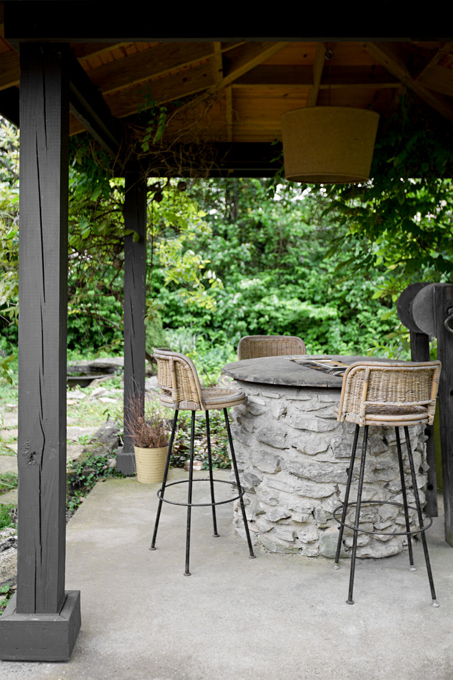 Стильный дизайн: беседка во дворе частного дома на заднем дворе в стиле фьюжн с покрытием из бетонных плит - последний тренд