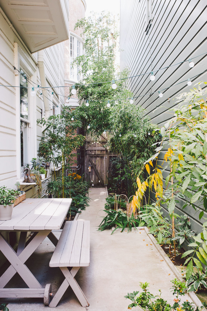 Свежая идея для дизайна: маленький двор в классическом стиле с покрытием из бетонных плит без защиты от солнца для на участке и в саду - отличное фото интерьера