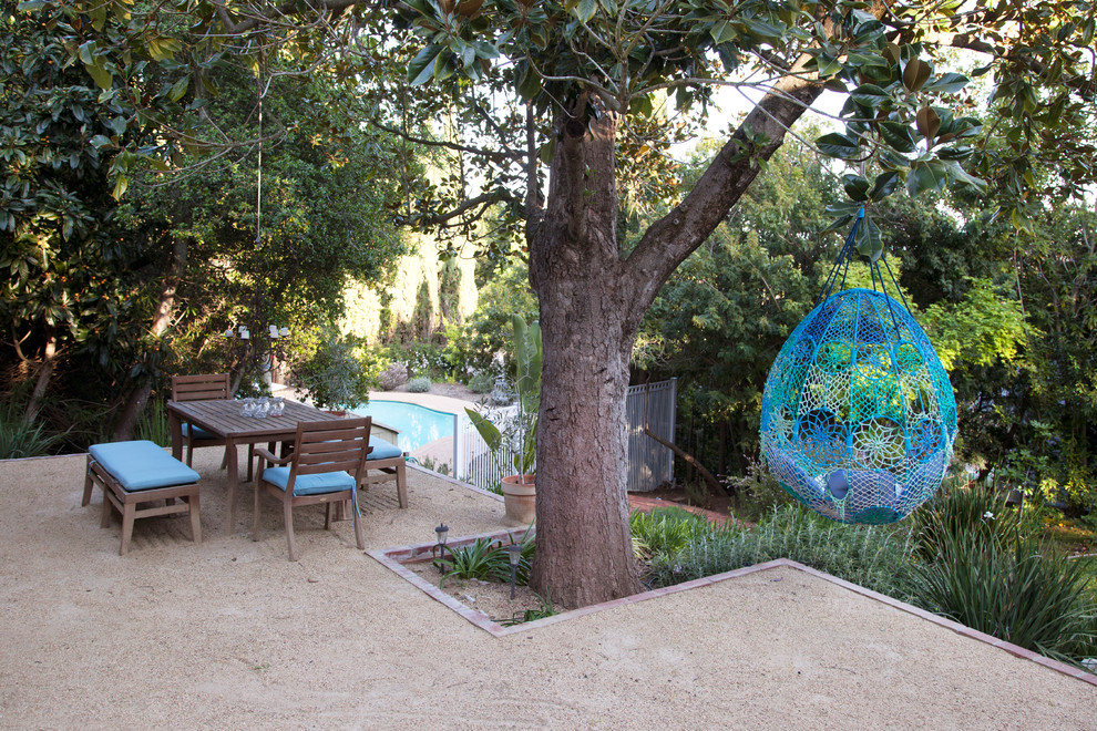 サンフランシスコにあるコンテンポラリースタイルのおしゃれな裏庭のテラス (砂利舗装、日よけなし) の写真