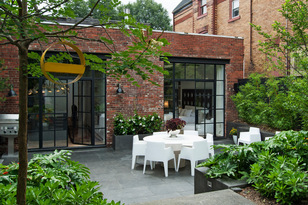 Idee per un patio o portico design di medie dimensioni e dietro casa con pavimentazioni in pietra naturale