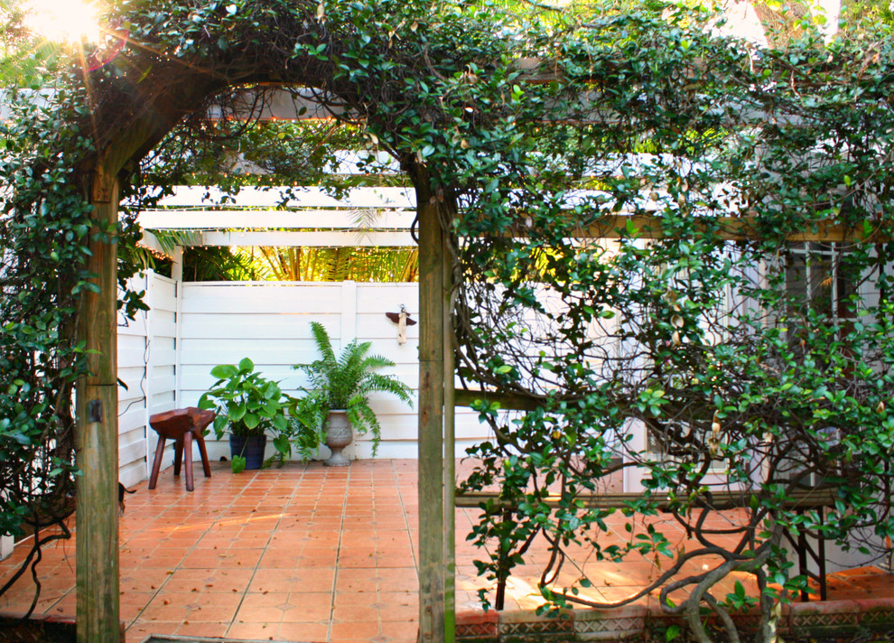 Example of an eclectic patio design in Tampa