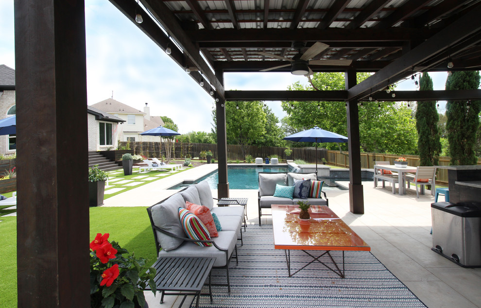 Photo of a contemporary patio in Austin.