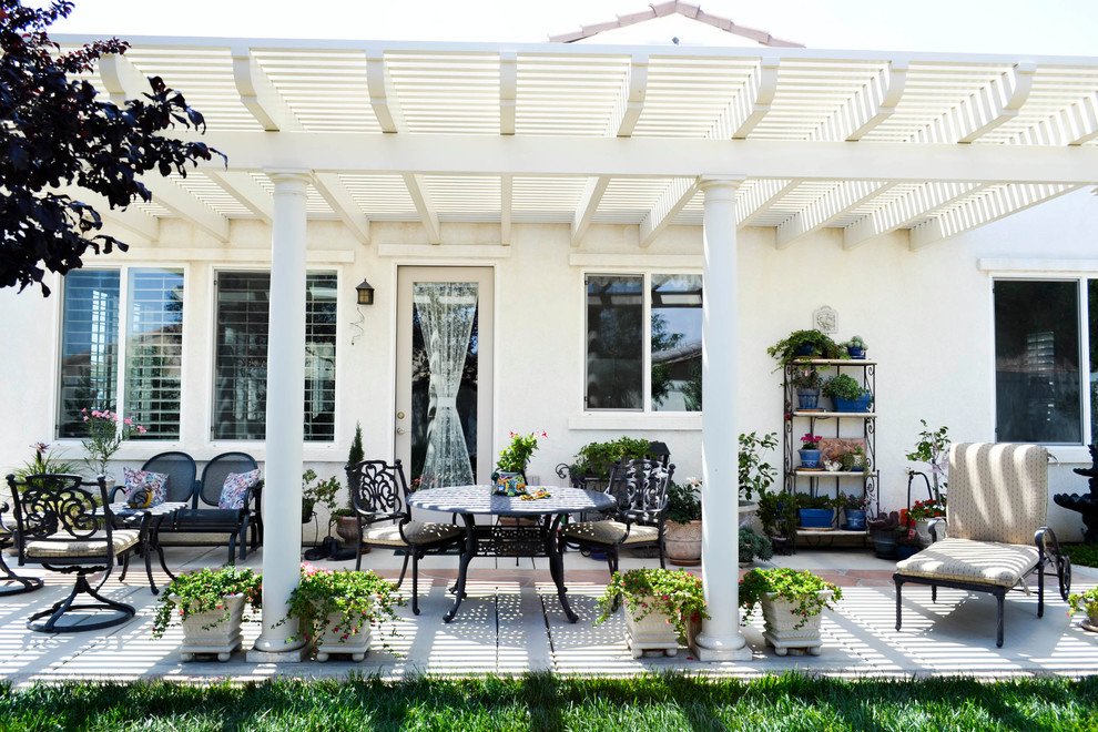 Стильный дизайн: пергола во дворе частного дома среднего размера на заднем дворе в средиземноморском стиле с мощением тротуарной плиткой - последний тренд