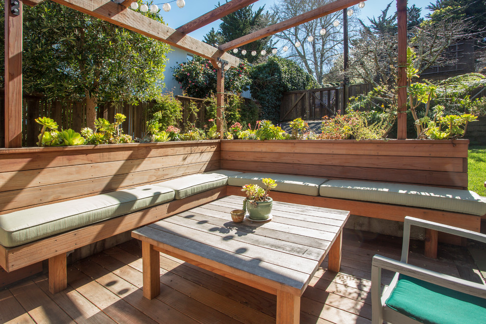 Example of a mid-century modern patio design in San Francisco